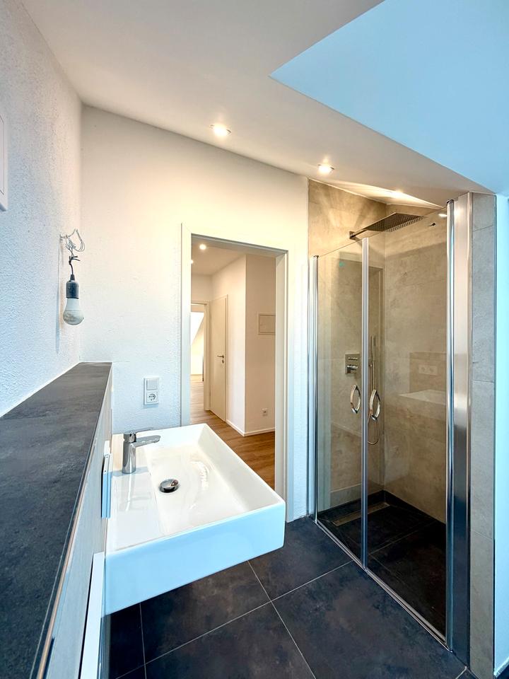 Thumbnail-Moderne helle 2 Zimmer DG Wohnung mit Küche Balkon und Stellplatz