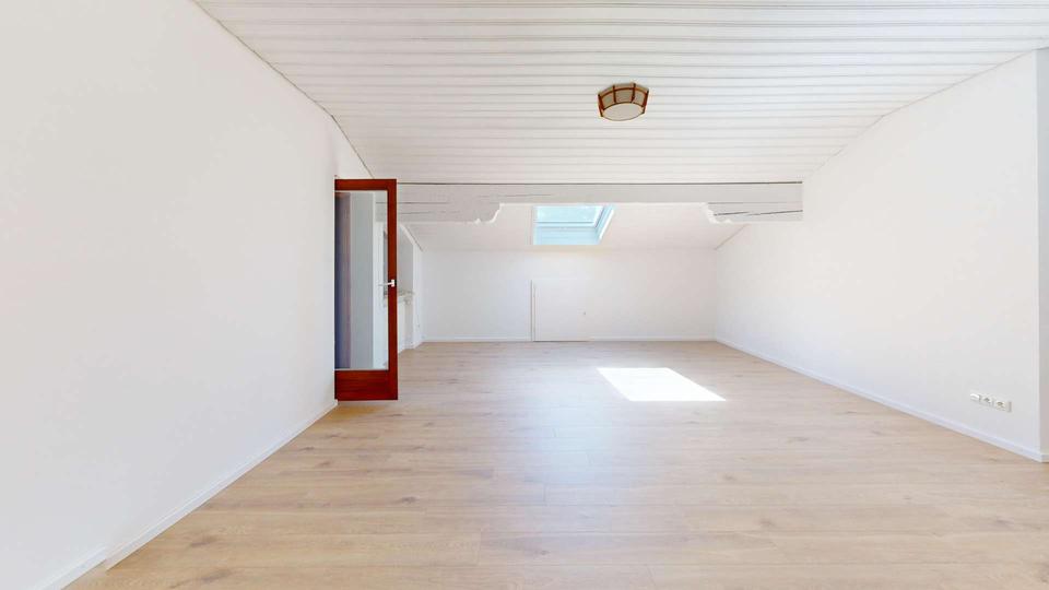 Thumbnail-Teilsanierte Dachgeschosswohnung mit 108 m² und Südbalkon