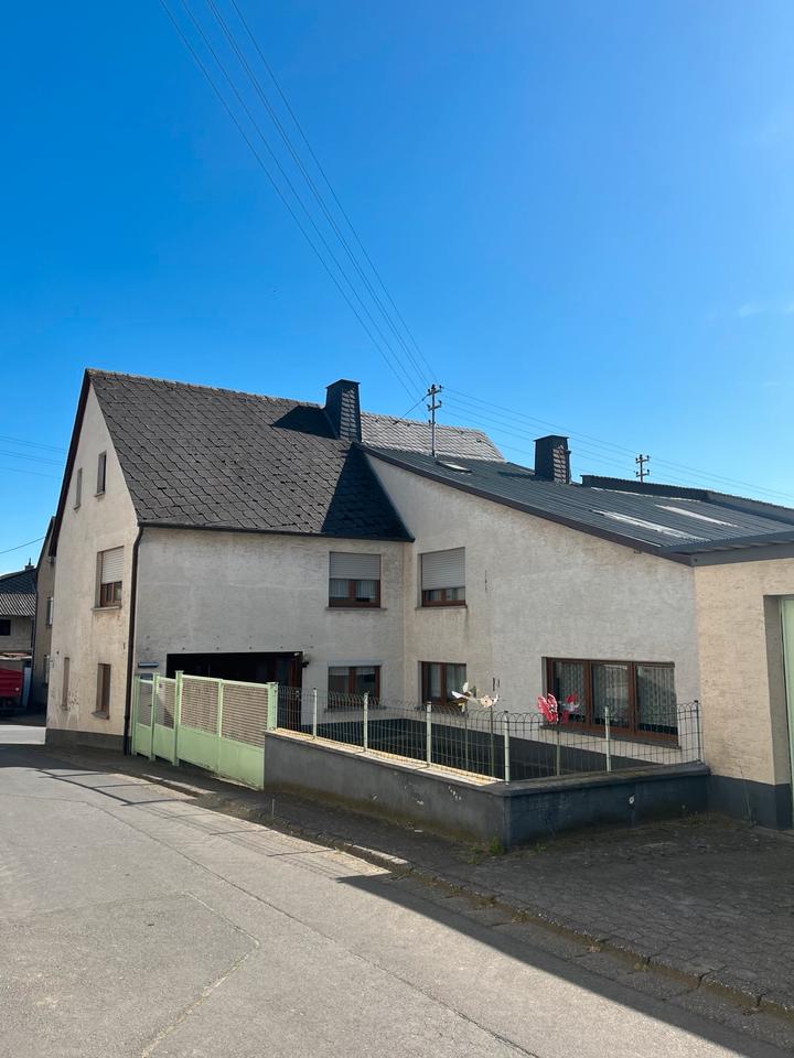 Thumbnail-Gepflegt. Einfamilienhaus mit 2 Garagen, Garten der bebaubar ist