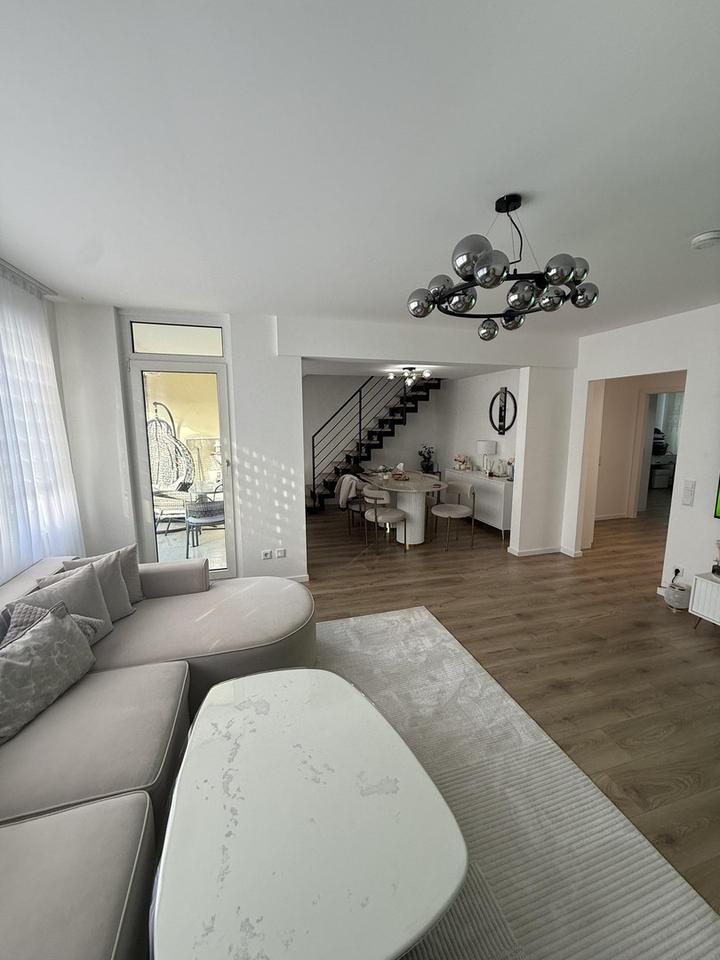 Thumbnail-Hochwertig sanierte 5-Zimmer-Maisonette mit 2 Bädern & offenem Wohnbereich in Düsseldorf-Holthausen