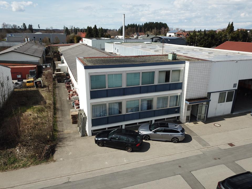 Thumbnail-Großzügige Gewerbehalle mit 2 Stockwerken mit Büro, Rampe & Parkplätzen
