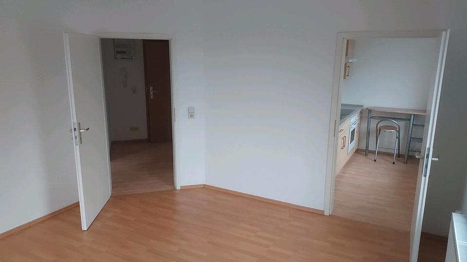 Thumbnail-Sehr schöne , renovierte 2 Zimmer Wohnung mit Einbauküche