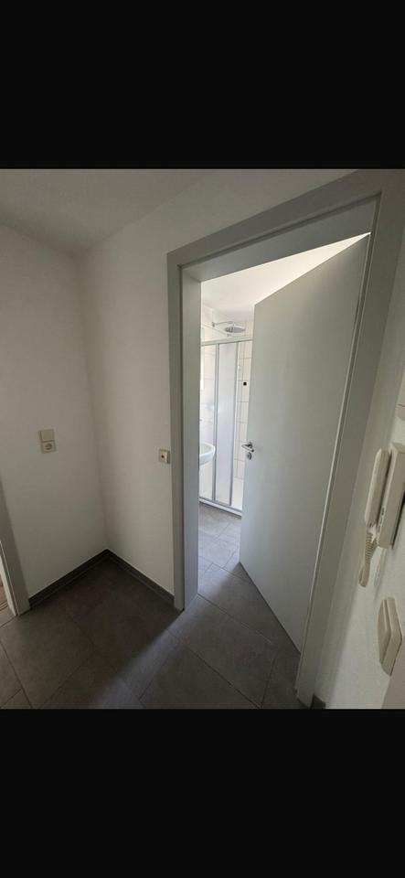 Thumbnail-2- Zimmer Wohnung mit Einbauküche und kleiner Terrasse in LE