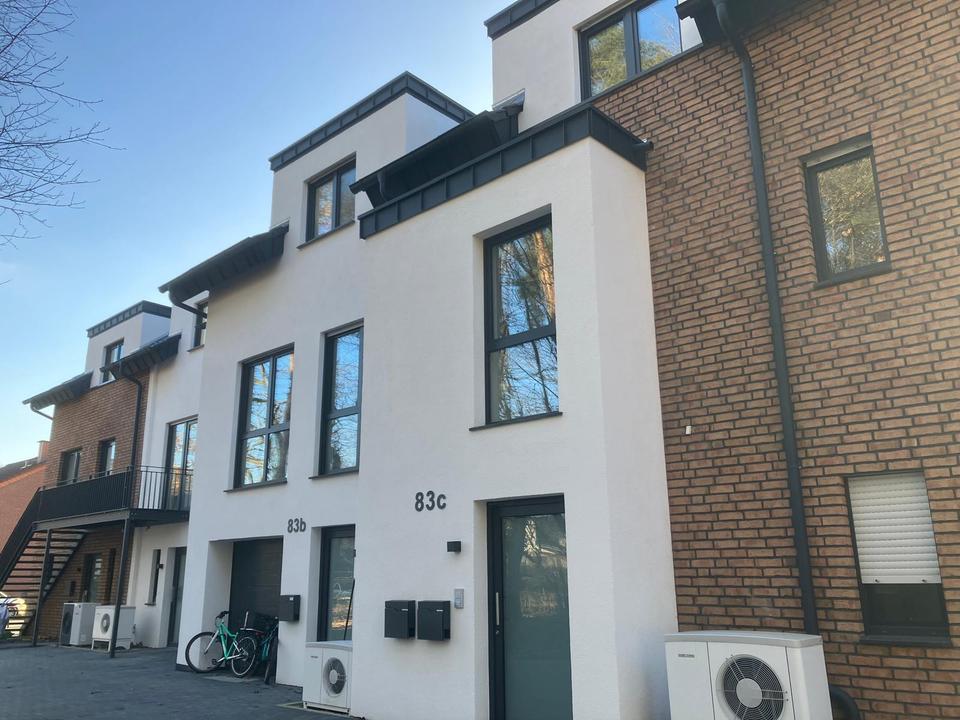 Thumbnail-Zentral mieten in Schloß Holte-Stukenbrock: Familienfreundliches Neubau-Reihenhaus mit 166 m² Wfl. zzgl. 26 m² Spitzboden | Kleingarten, Terrasse + Dachterrasse | Keller, Garage, optionaler STP