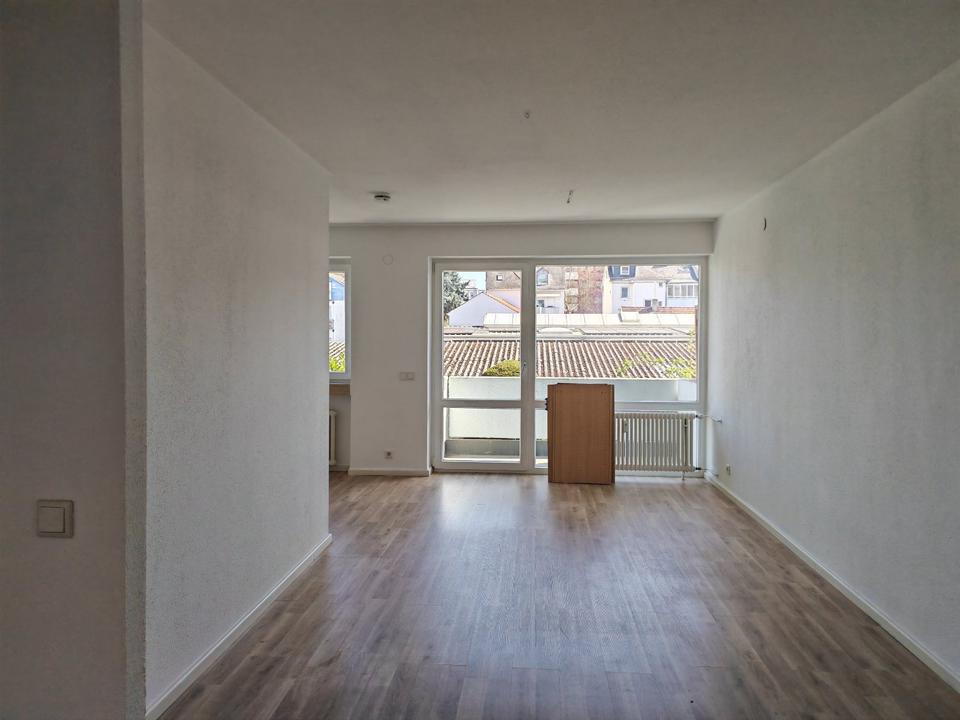 Thumbnail-1,5 ZW STUDIO NEU GESTRICHEN BALKON EBK BAD LAUFNAH UNI KLINIK ROSSMANN REWE EIFLER TEDI PENNY ÖVNP FLUGHAFENBUS S BAHN LYONERSTR