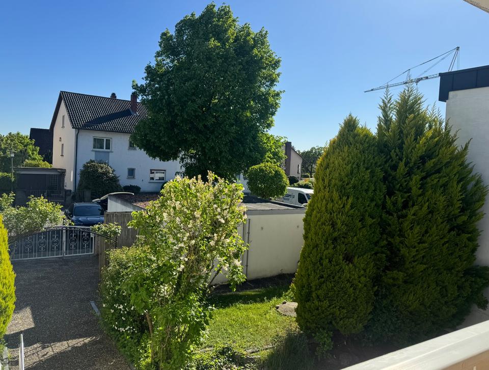 Thumbnail-Großzügiger Bungalow mit Garten & Garagen in Aschaffenburg-Damm