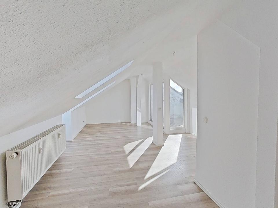 Thumbnail-Charmante 2-Zi.-Dachgeschosswohnung mit Balkon und Blick über die Dächer