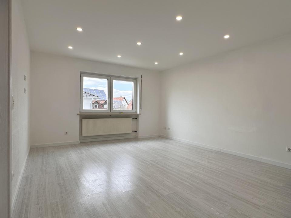 Thumbnail-4 Zimmer Wohnung 100 m² mit Balkon Küche Stellplatz renoviert - SOFORT FREI