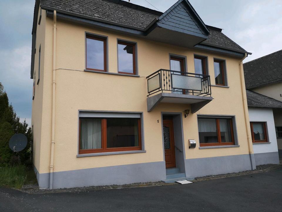 Thumbnail-freistehendes Bruchsteinhaus mit Scheune+Nebenge. + Wiesen + Bach