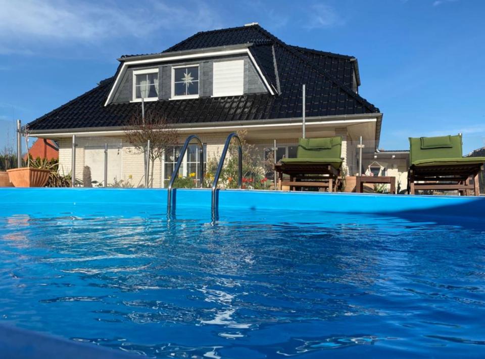 Thumbnail-Sibbesse: Topmodernes Einfamilienhaus mit Pool, Wintergarten, PV