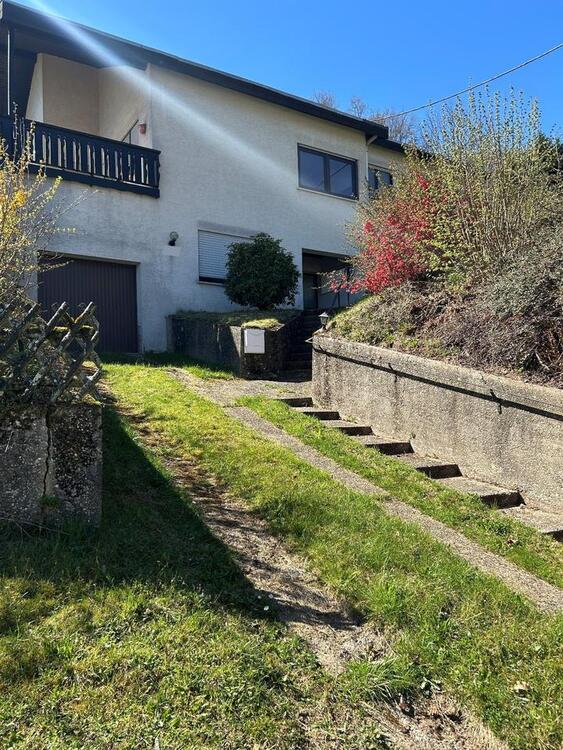 Thumbnail-Freistehendes Einfamilienhaus mit großem Grundstück in Bierbach