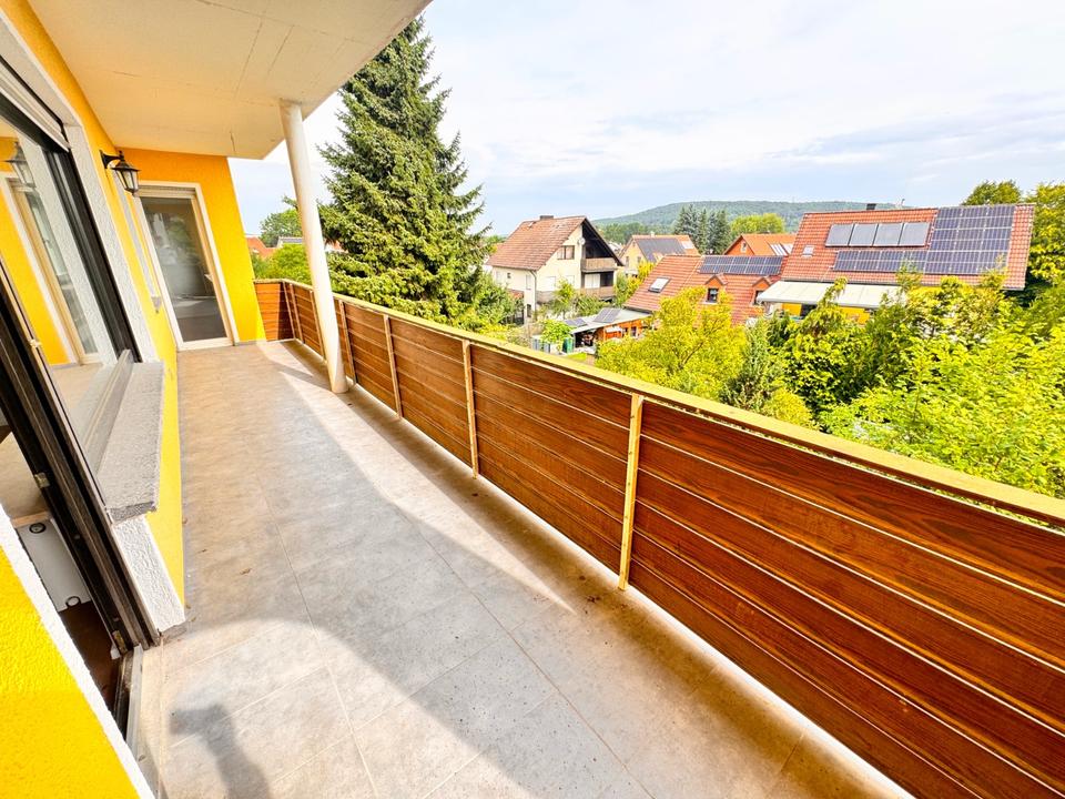 Thumbnail-Mit großem Balkon und Carport - Renovierte 5-Zimmer EG-Wohnung