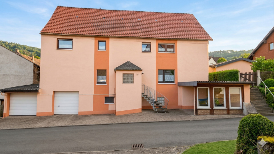 Thumbnail-Platzwunder mit Herz: Mehrgenerationenhaus in ruhiger Dorfidylle