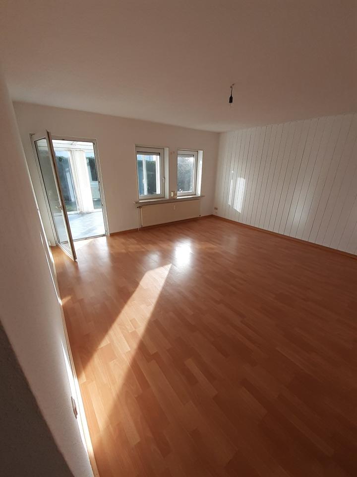 Thumbnail-Große 4-Zimmer Wohnung mit Garage und Garten