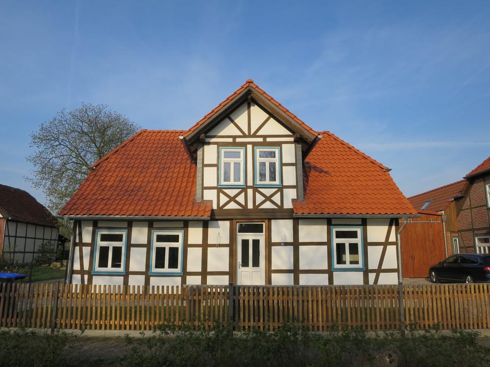 Thumbnail-Schöne möblierte 2-Zi.-Whg in Bestlage (im Grünen800m ZOBAutos