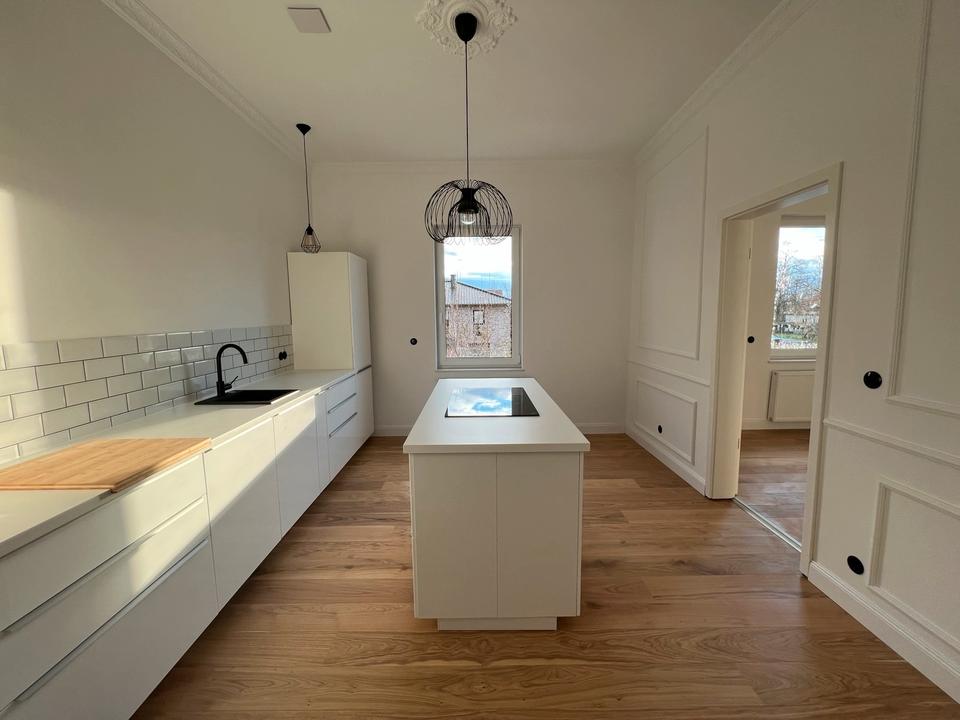 Thumbnail-3 Zimmer Altbaumietwohnung im 1. OG mit Kücheninsel