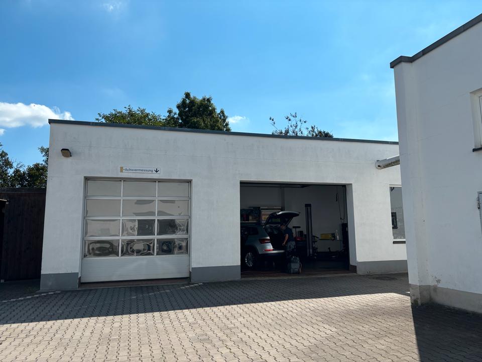 Thumbnail-Aufbereitungshalle neben einem bestehenden Autohaus mit Werkstatt in Zeulenroda-Triebes
