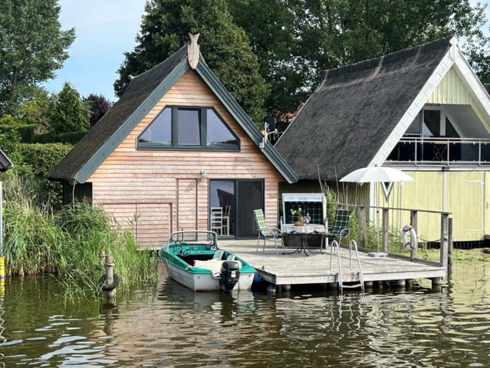 Thumbnail-Bootshaus Mirow direkt am See mit Motorboot