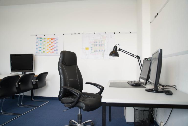 Thumbnail-Moderner Schreibtischplatz im Architekturbüro Düsseldorf - flexibel sofort