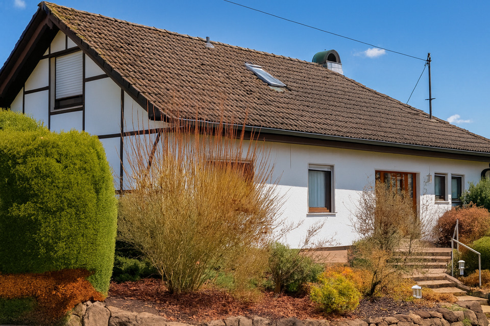 Thumbnail-Freistehendes Einfamilienhaus mit großer Wohnfläche und Garten