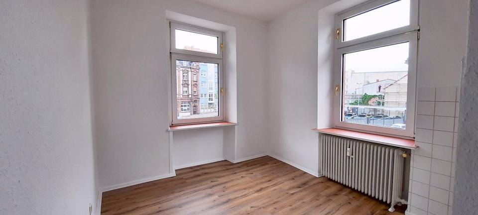 Thumbnail-Frisch renovierte helle 2 Zimmer Wohnung im 1. OG Nähe Altstadt