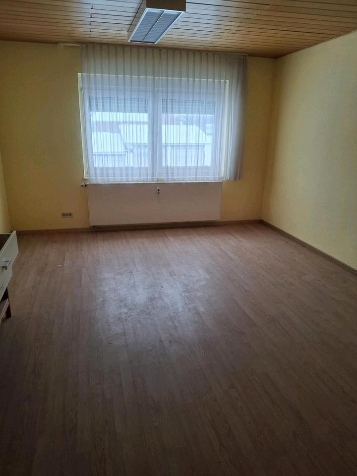 Thumbnail-Schöne 3 ZKB Etagenwohnung mit 2 KFZ Stellplätzen zu vermieten