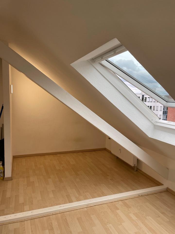 Thumbnail-Süße Dachwohnung mit moderner Küche für Student*in