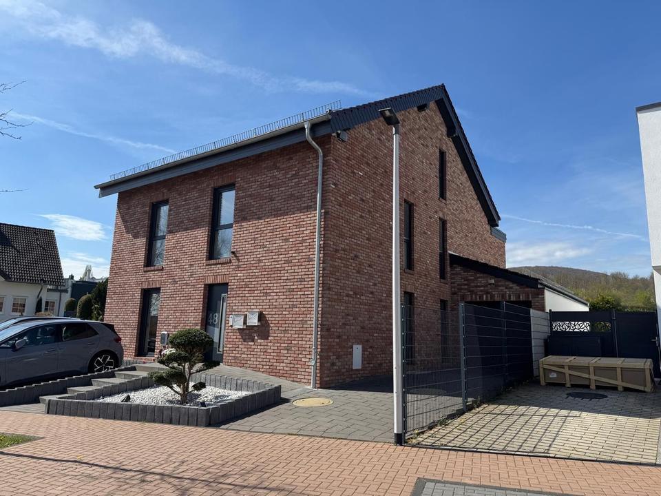 Thumbnail-Modernes Zweifamilienhaus mit Garten &Doppelgarage in bester Lage