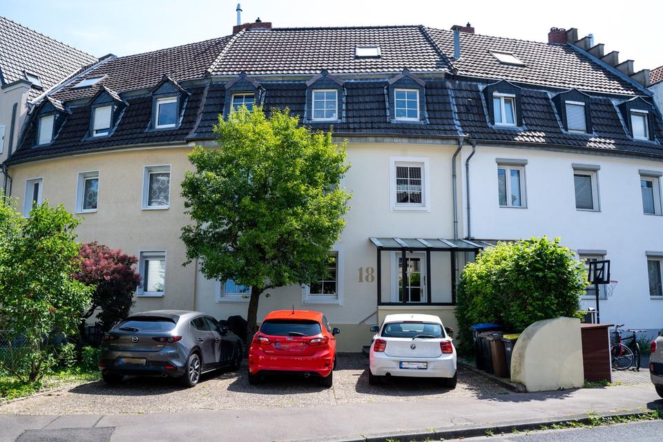 Thumbnail-Charmantes Dreifamilienhaus in wunderschöner Lage zu verkaufen