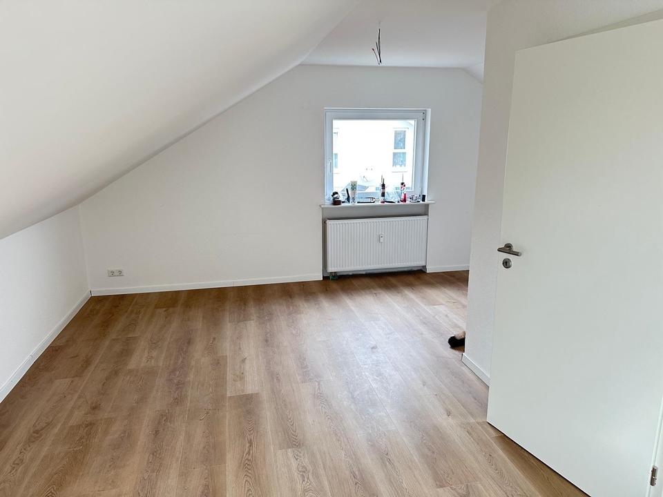 Thumbnail-ERSTBEZUG nach Kernsanierung 2 Zi. DG-Wohnung am Feld mit Garten