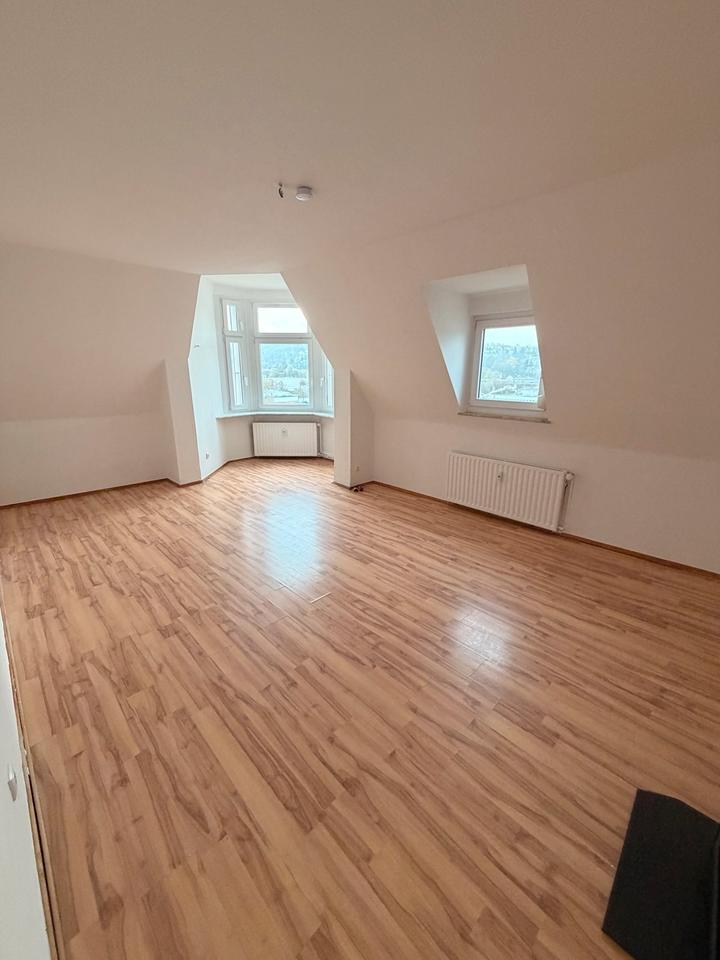 Thumbnail-Renovierte 3-Zimmer-Dachgeschosswohnung mit Kamin und EBK