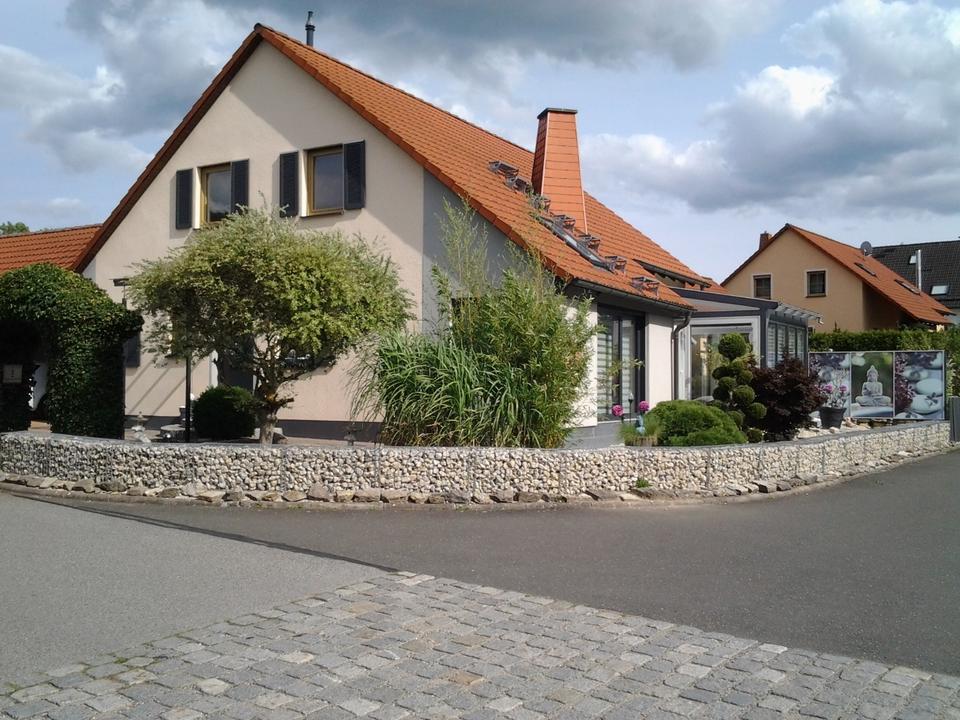 Thumbnail-Freistehendes Einfamilienhaus mit tollem Garten