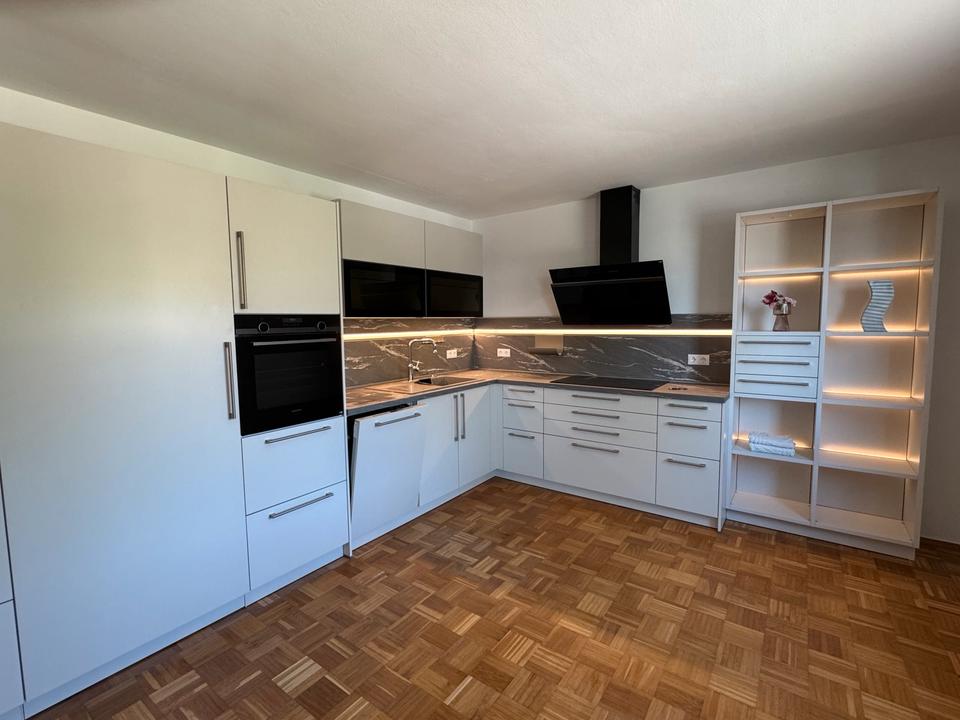 Thumbnail-Neu renovierte 3 Zimmerwohnung in Top Lage Alte Nbg Straße Rgbg