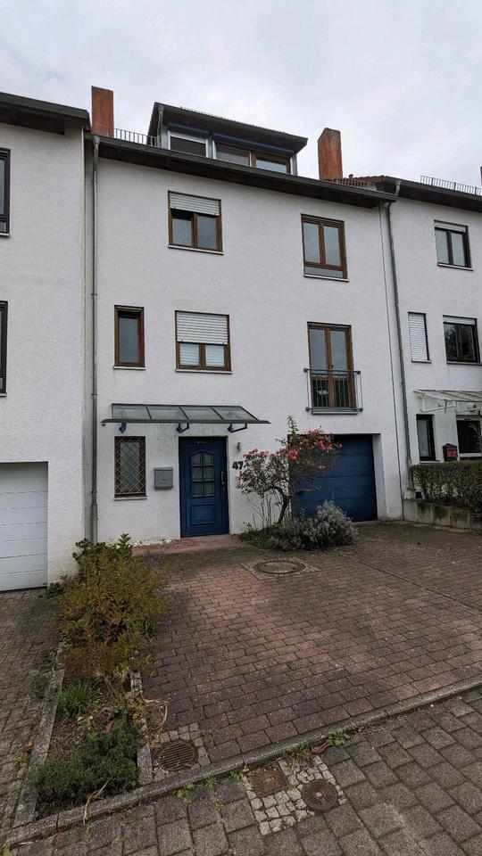 Thumbnail-Großzügiges Reihenhaus zentral gelegen in Spielstraße