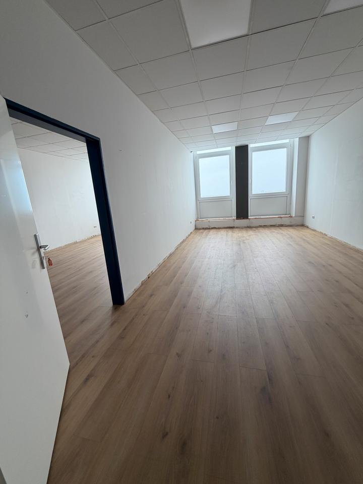 Thumbnail-60 qm Bürofläche in Neukölln 9. OG zu vermieten: Perfekte Arbeitsumgebung für Ihr Business!