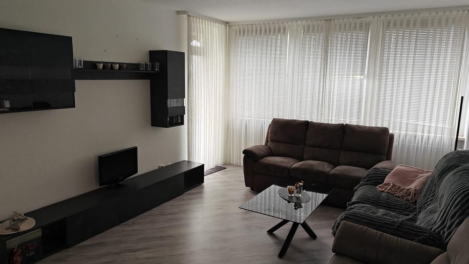 Thumbnail-Modernisierte 2,5-Zimmer-Wohnung mit Balkon, neuem Bad undLaminat