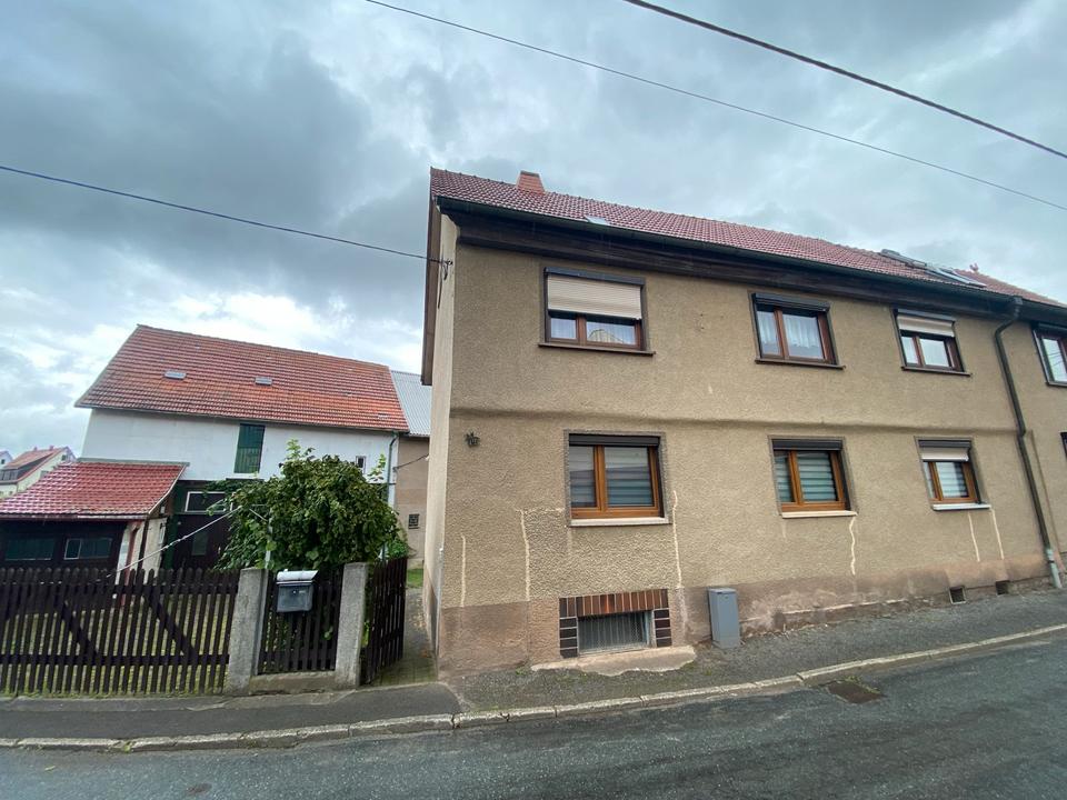 Thumbnail-Doppelhaushälfte mit Scheune und mehreren Garagen