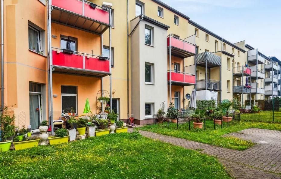 Thumbnail-Moderne Wohnung mit Einbauküche und Balkon