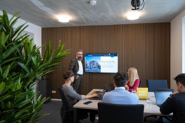 Thumbnail-Schreibtisch im All-Inclusive Coworking Berlin – flexibel & 247 Zugang