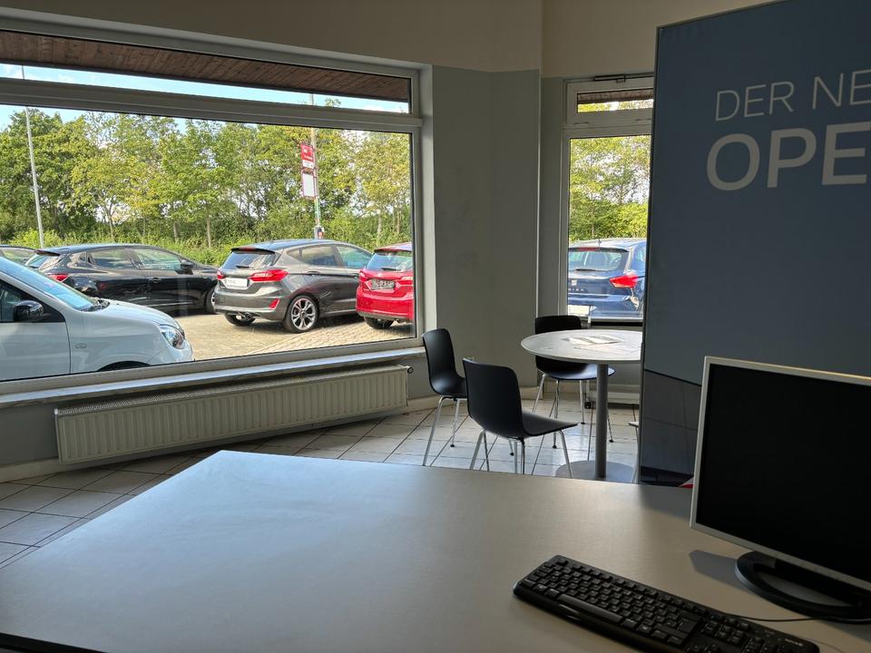 Thumbnail-Offener Arbeitsplatz in einem Showroom eines Autohauses in Zeulenroda-Triebes