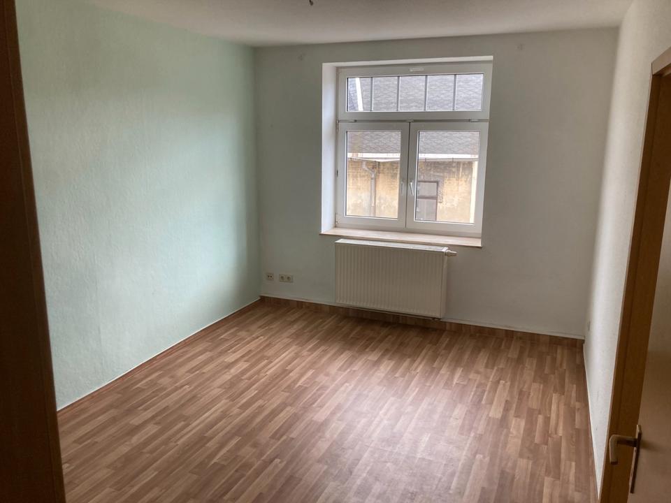 Thumbnail-Kleine 2-Raum-Wohnung mit Einbauküche in Ellefeld – ab sofort verfügbar!