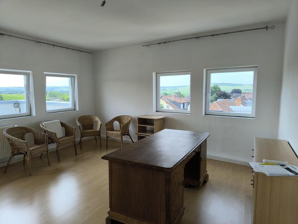 Thumbnail-Büro mit Blick auf die Weinberge