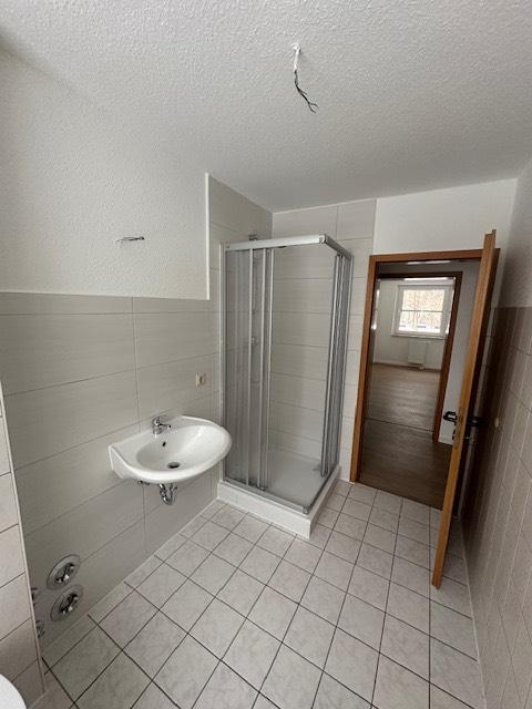 Thumbnail-Ruhige, frisch renovierte 3-Raumwohnung mit Blick ins Grüne und barrierefreier Dusche