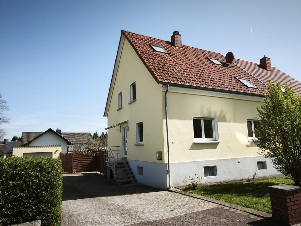 Thumbnail-Zentral gelegenes Einfamilienhaus DHH mit Garage, Garten
