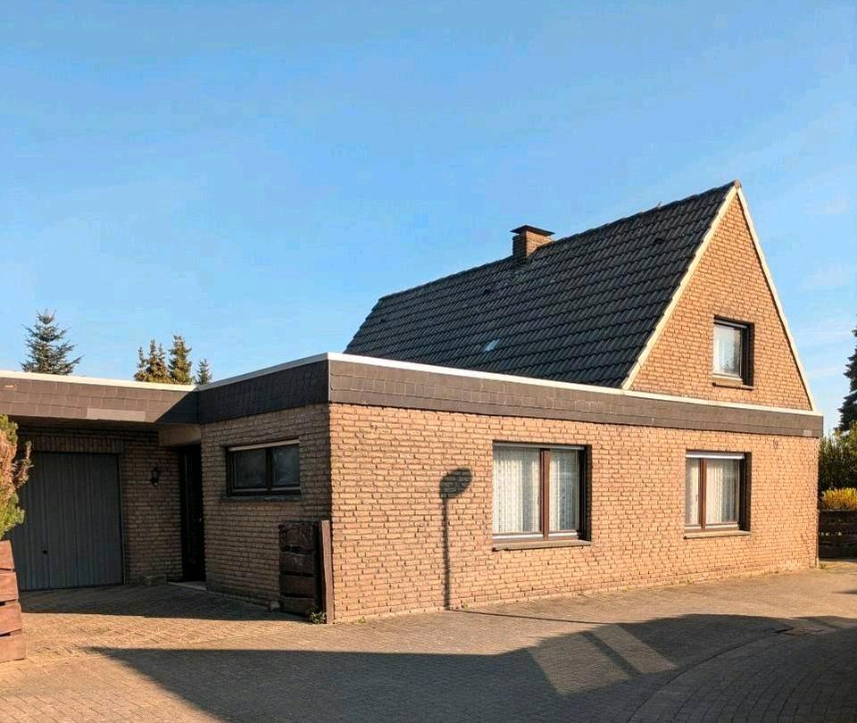 Thumbnail-Freistehendes Einfamilienhaus mit Flachdachanbau