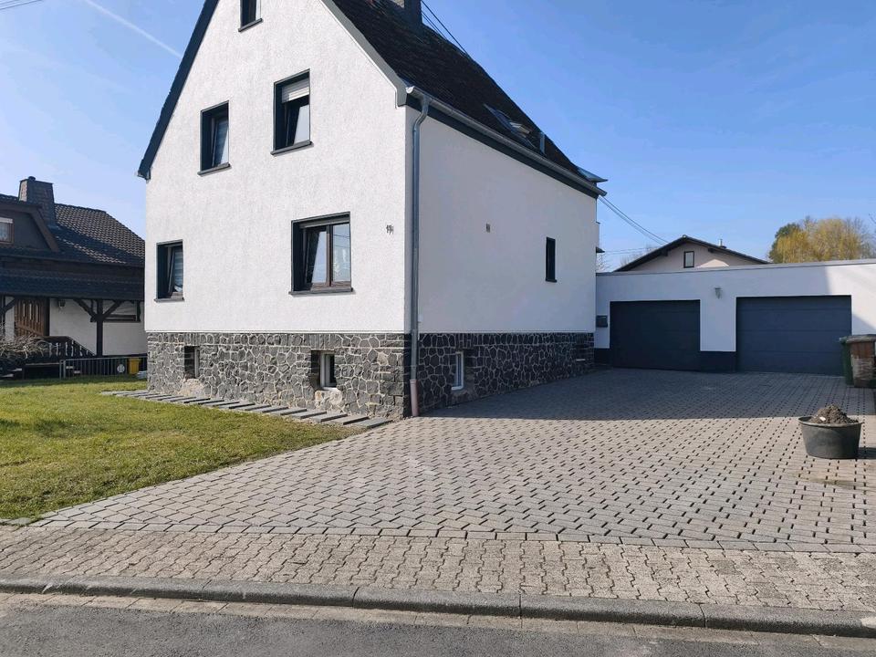 Thumbnail-Einfamilienhaus mit großem Garten und Doppelgarage