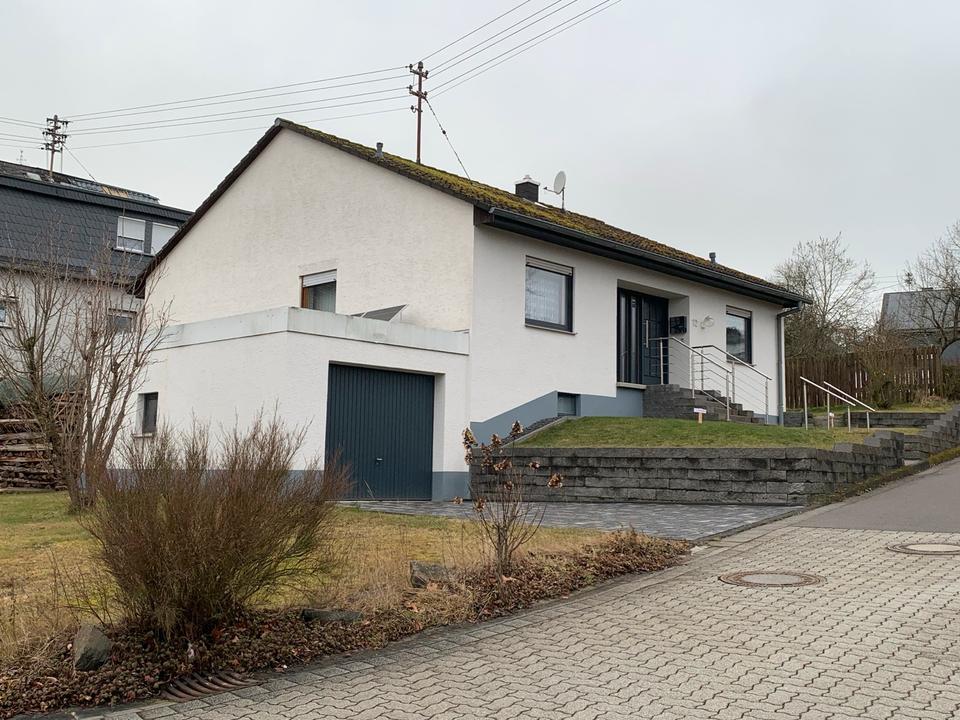 Thumbnail-Einfamilienhaus mit 2 Garagen, Terasse und Keller in Beltheim