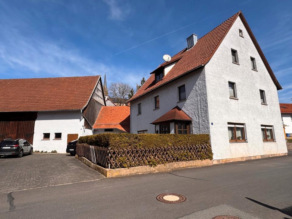 Thumbnail-Großzügiges Wohnhaus mit Scheune, Stall, Garage & Hof