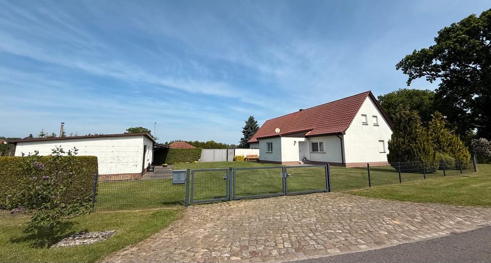 Thumbnail-Gepflegtes Einfamilienhaus mit großem Garten, Pool und Garagen