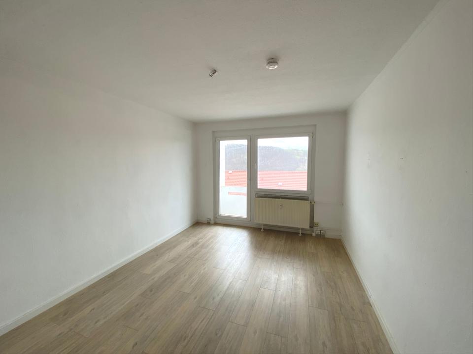 Thumbnail-Schöne 3-Raum-Wohnung mit Balkon und herrlichem Blick über Elsterberg